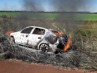 Carro lotado de maconha em chamas na margem da BR-463; motorista fugiu (Foto: Divulgação)