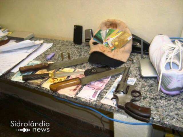  Tr&ecirc;s assaltantes s&atilde;o presos ap&oacute;s invadir casa e fazer ref&eacute;ns