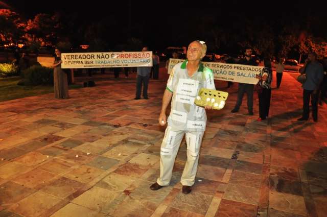 Manifestantes usam faixas e ovos para demonstrar insatisfa&ccedil;&atilde;o com vereadores