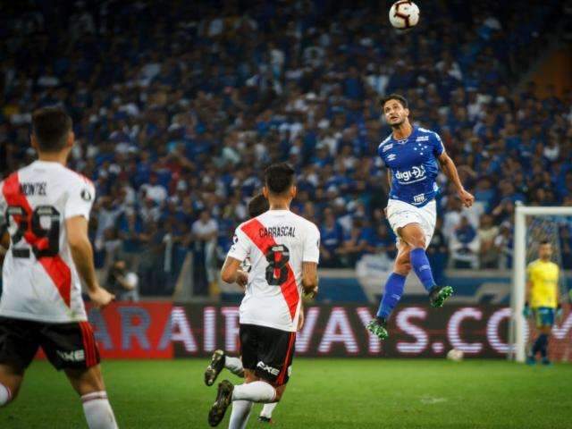 Nos p&ecirc;naltis, River Plate elimina o Cruzeiro do campeonato com 4 a 2