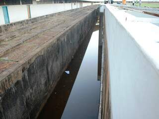 Problema de acumulo de água das chuvas no fosso do estádio continua (Foto: Nyelder Rodrigues)