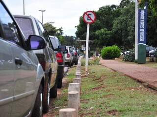 Na secretaria de Educação, fila de carros estacionados emm local proibido.