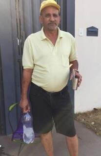 Armindo Moreira, do bairro Caiçara, com o restou da água gelada para o tereré.