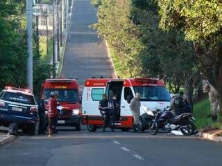 Bombeiros e socorristas do Samu (Serviço de Atendimento Móvel de Urgência) no local de acidente que terminou com a morte do guarda municipal (Foto: Henrique Kawaminami) 