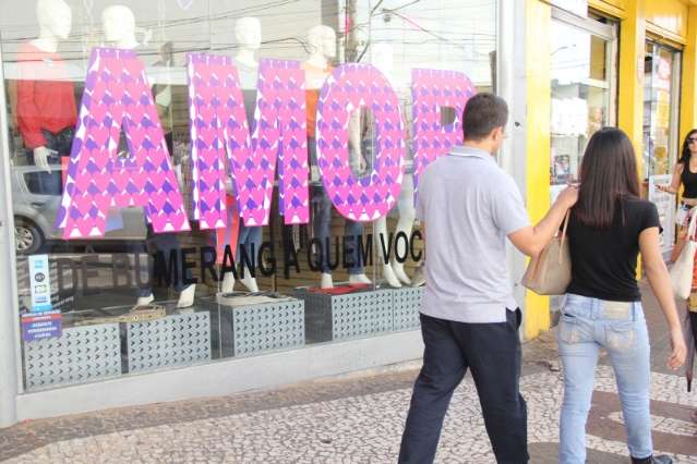 Com com&eacute;rcio otimista, vendas de 12 de junho crescem 4,9% em 2015