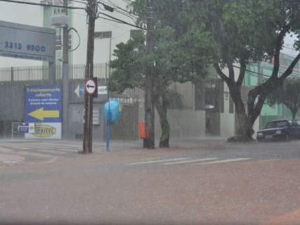  Pancada de chuva provoca alagamentos e arrasta carros no Centro