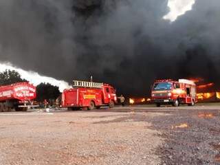 Bombeiros de Ponta Porã apoiam colegas de Pedro Juan em incêndio fora de controle em fábrica (Foto: Direto das Ruas)