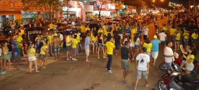 Avenida de Coxim fica lotada de pessoas comemorando vit&oacute;ria da Sele&ccedil;&atilde;o