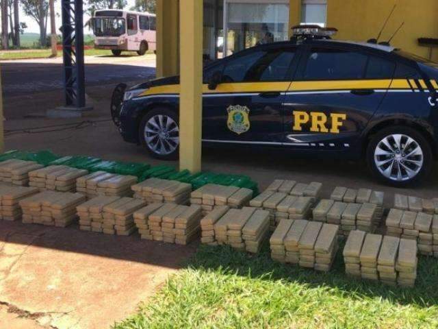 Dupla foge de fiscaliza&ccedil;&atilde;o e carro &eacute; apreendido com meia tonelada de droga