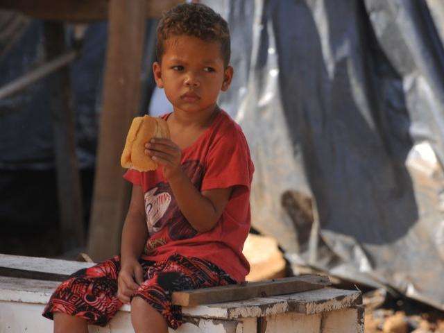 Sem dinheiro para aluguel e com filho no colo, fam&iacute;lias criam &ldquo;nova favela&rdquo;