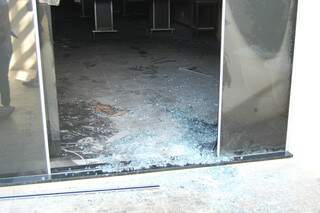 Vidro estilhaçado é uma das evidências de crime, avalia proprietário.
