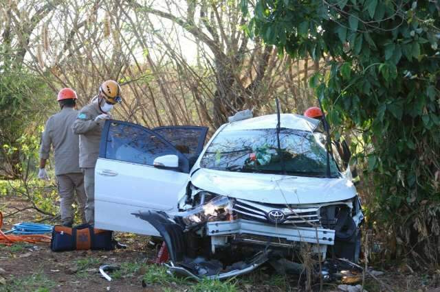 Bombeiros cortam teto de Corolla para resgatar vítima de acidente grave