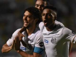 Jogadores do Santos comemoram gol da virada no último minuto (Foto: Santos FC/Divulgação)