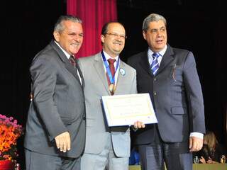 Presidente da Sanesul, José Carlos Barbosa, recebe a homenagem do vereador Airton Saraiva, ao lado do governador André (foto: João Garrigó)