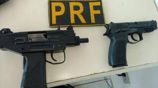 Submetralhadora e pistola encontradas em caminhonete (Foto: Divulgação/PRF)