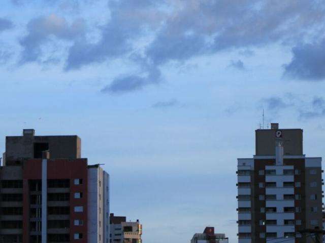 Quarta-feira ser&aacute; de tempo abafado com temperaturas altas e chuva  