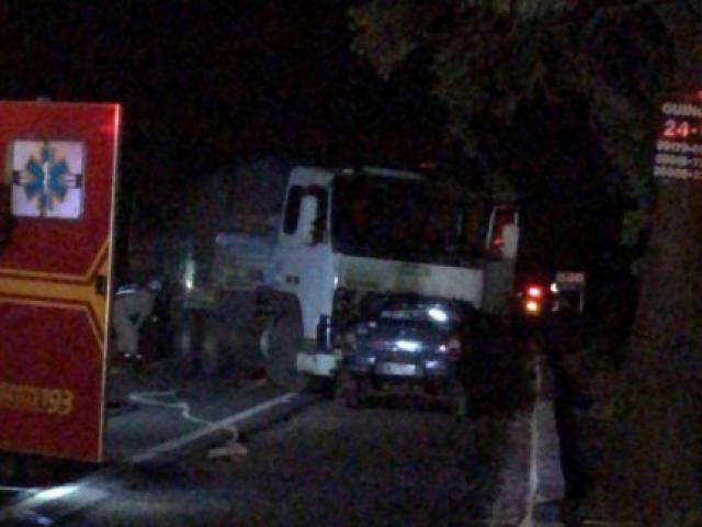 Colis&atilde;o entre carro e carreta mata homem de 63 anos na BR-262
