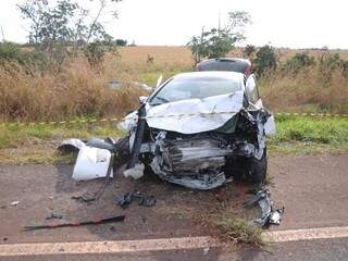 Carro envolvido em acidente na BR-060 (Foto: Paulo Francis/Arquivo)
