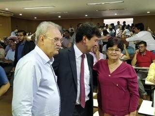 Ministro entre Geraldo Resende e a secretária de Saúde Berenice Machado, em Dourados (Foto: Adilson Domingos)