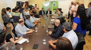 Governador fez o anúncio do pagamento do 13° salário, em reunião no seu gabinete (Foto: Chico Ribeiro - Assessoria)