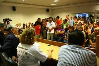 Moradores na fila por casa lotaram audiência na Câmara Municipal (Foto: Marcos Ermínio)
