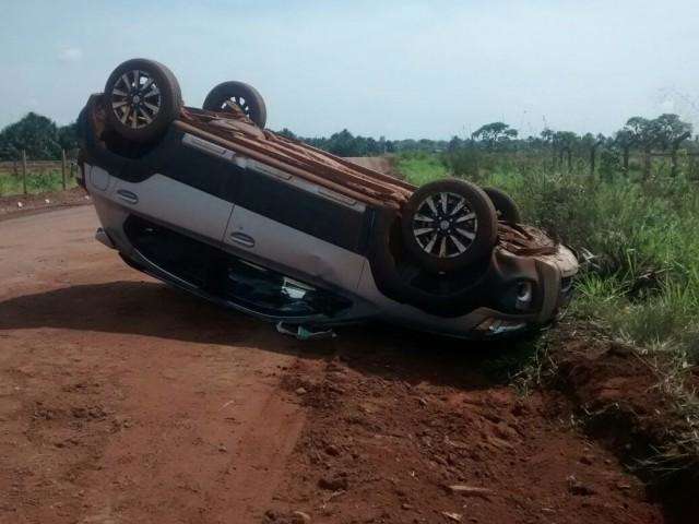 Idoso fica ferido em capotagem ap&oacute;s carro bater em toco e buraco
