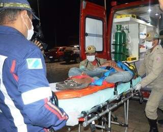 Cadeirante foi socorrido pelo Corpo de Bombeiros e levado ao hospital com escoriações (Foto: Alisson Silva)