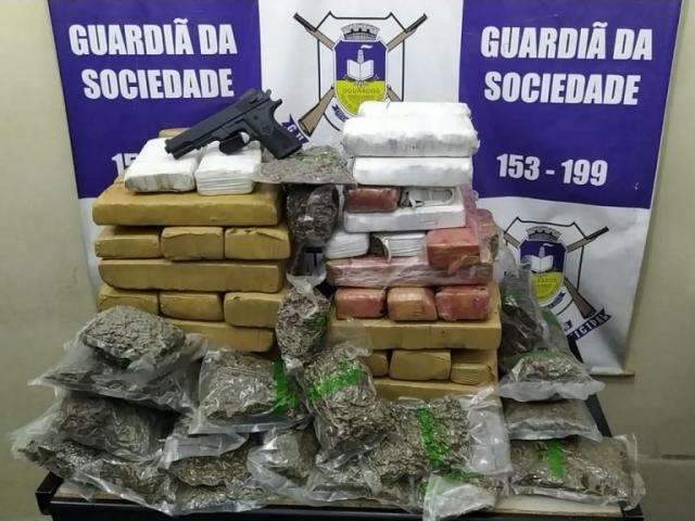 Traficante &eacute; preso com arma, maconha e skunk que seriam levados para SP 
