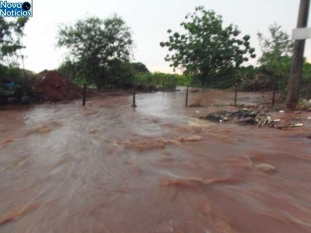 Chuvas do in&iacute;cio da noite provoca alagamentos e blecaute em Nova Andradina