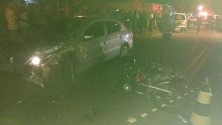 Acidente entre carro e moto terminou com morte na noite de ontem (Foto: Direto das Ruas) 