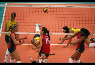 Brasileiras caíram diante da seleção dos Estados Unidos, em Londres (Foto: Reuters)