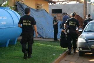 Policiais apreenderam veículos e dinheiro (Foto: Divulgação/PF)