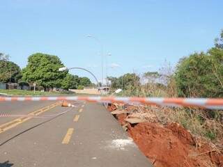 Desmoronamento não comprometeu asfalto, mas via está com trânsito restrito (Foto: Marcos Maluf)