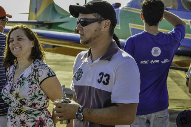 Calor faz campo-grandense recorrer ao terer&eacute; em evento da Base A&eacute;rea