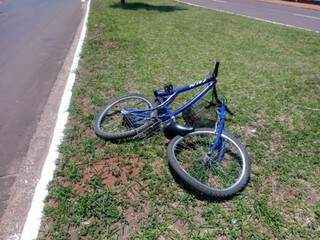 Bicicleta ficou retorcida após a colisão com Audi na Avenida Fábio Zahran (Foto: Leonardo Rocha)