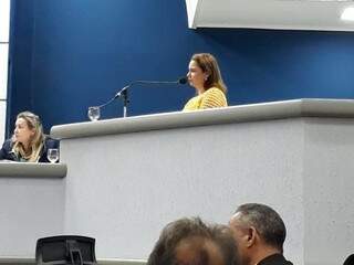 Coordenadora da Comissão Eleitoral do CMDCA, Alessandra Hartmann na tribuna da Câmara Municipal nesta terça-feira (15) (Foto: Fernanda Palheta)