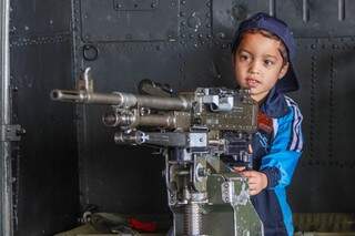 Criança &#039;brinca&#039; com armamento durante os portões abertos da Base Aérea (Legenda e foto de Fernando Antunes)
