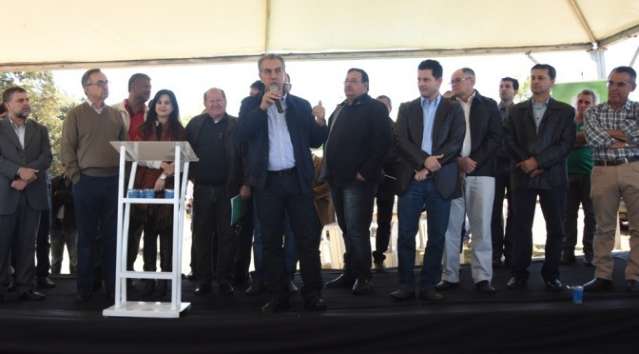 Governo entrega lotes a pequenos produtores e garante recursos para melhorias