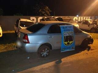 Veículo tinha placas de Campo Grande, mas foi roubado em Goiânia (GO). (Foto: Divulgação/PMR) 