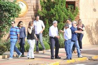 Governador chegou à escola a pé, acompanhado de esposa, assessores e seguranças (Foto: Alcides Neto)