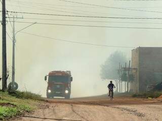 Viatura reforço do Corpo de Bombeiros ajuda no combate às chamas. (Foto: Henrique Kawaminami)