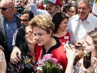 Dilma Rousseff chega para votar em escola de Porto Alegre (Foto: Daniel Isaia/Agência Brasil)