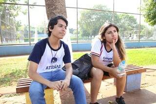 Os estudantes Talita Benitez e Cristian Gomes gostam do horário porque podem ficar até mais tarde na rua. (Foto:Fernando Antunes)