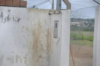 Imagem mostra marcas de pegadas no muro ao lado do medidor de energia. (Foto: Marcelo Calazans)