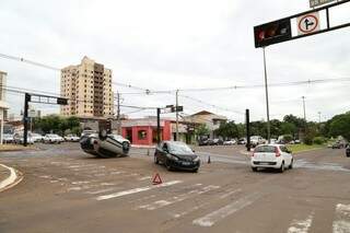 Desrespeito ao sinal vermelho pode ter provocado o capotamento no cruzamento da avenida da Mato Grosso com a Rua 25 de Dezembro (Foto: Fernando Antunes)
