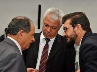 Deputados Zé Teixeira (DEM), José Almi (PT) e Pedro Kemp (PT), durante sessão (Foto: Luciana Nassar/ALMS)