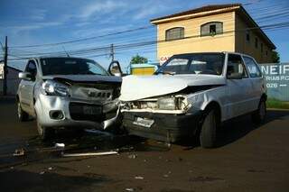 Os dois carros ficaram com a frente destruída. (Foto: Marcos Ermínio)