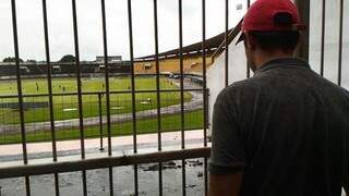 Torcedor tenta acompanhar a partida pelas grades do estádio Morenão (Foto: Kleber Clajus)