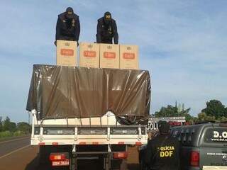 Caminhão com contrabando de cigarro foi interceptado hoje em Nova Alvorada do Sul (Foto: Divulgação)