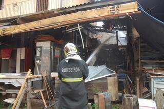 Bombeiros controlam incêndio em galpão. (Foto: João Garrigó)